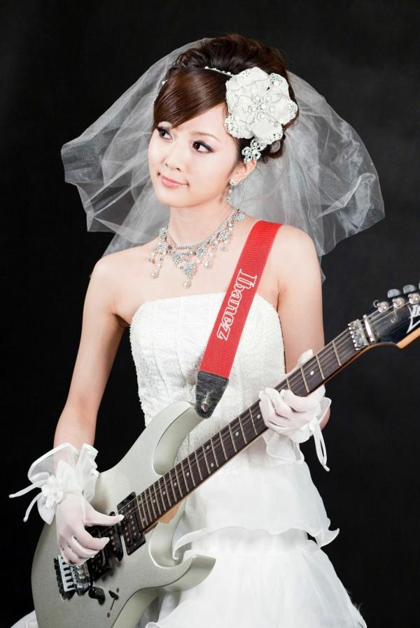    台湾正妹张允霏《创意婚纱潮流风》写真集：摇滚吉他与天使羽翼的时尚婚礼碰撞第20张图片