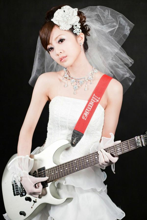    台湾正妹张允霏《创意婚纱潮流风》写真集：摇滚吉他与天使羽翼的时尚婚礼碰撞第21张图片