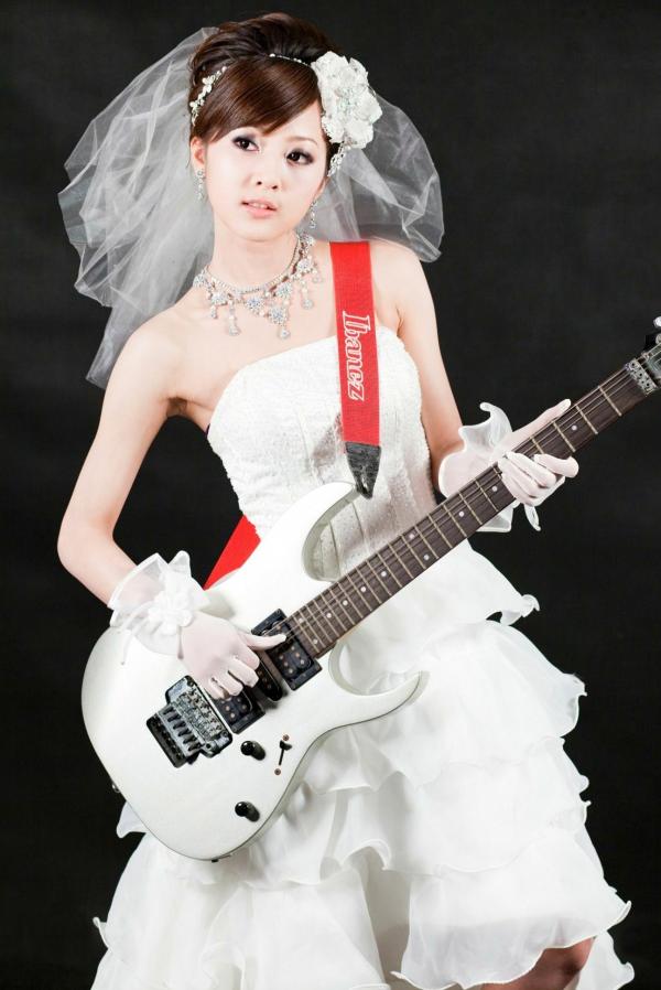    台湾正妹张允霏《创意婚纱潮流风》写真集：摇滚吉他与天使羽翼的时尚婚礼碰撞第23张图片