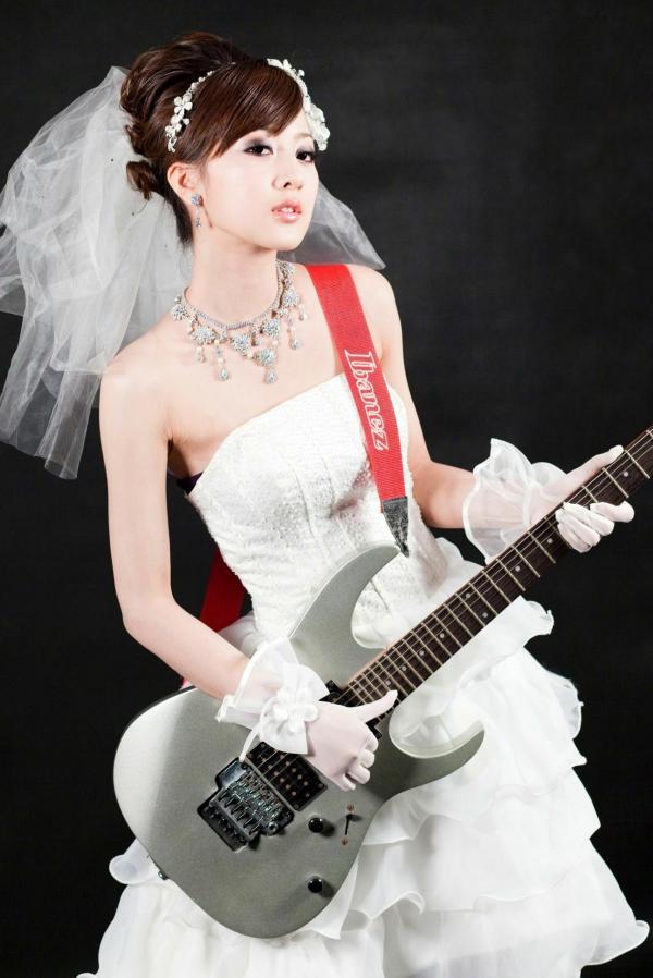    台湾正妹张允霏《创意婚纱潮流风》写真集：摇滚吉他与天使羽翼的时尚婚礼碰撞第24张图片