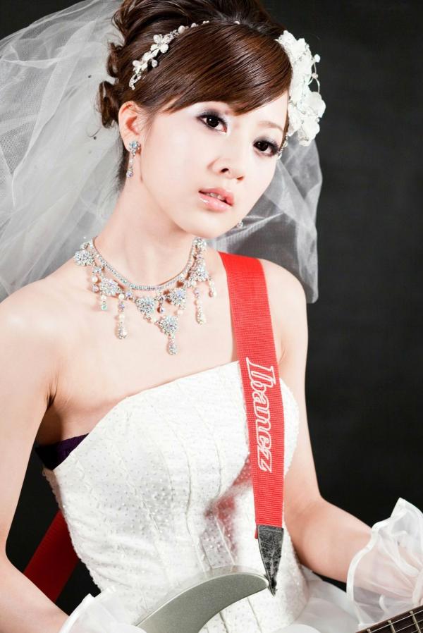    台湾正妹张允霏《创意婚纱潮流风》写真集：摇滚吉他与天使羽翼的时尚婚礼碰撞第25张图片