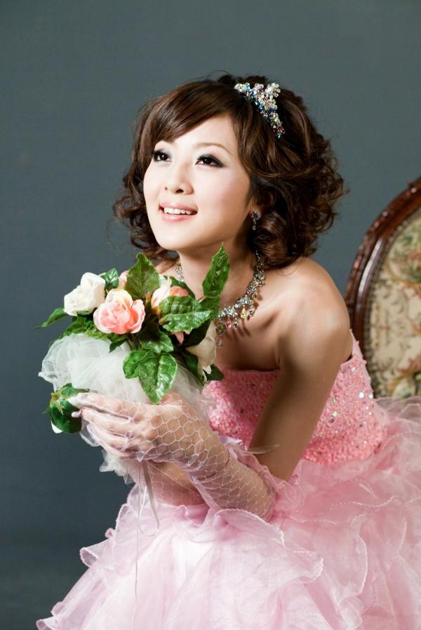    台湾正妹张允霏《创意婚纱潮流风》写真集：摇滚吉他与天使羽翼的时尚婚礼碰撞第45张图片