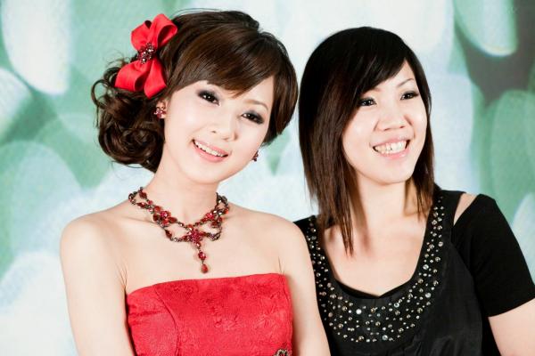    台湾正妹张允霏《创意婚纱潮流风》写真集：摇滚吉他与天使羽翼的时尚婚礼碰撞第56张图片