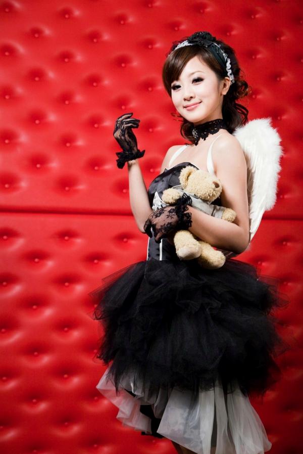    台湾正妹张允霏《创意婚纱潮流风》写真集：摇滚吉他与天使羽翼的时尚婚礼碰撞第77张图片