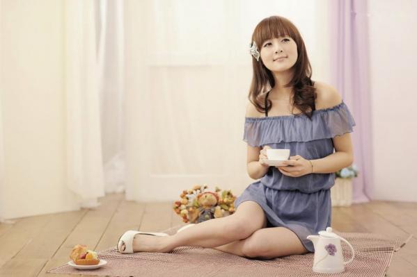    台湾正妹Mikako张允霏室内棚拍写真集，清新甜美气质，治愈系少女居家优雅风第8张图片