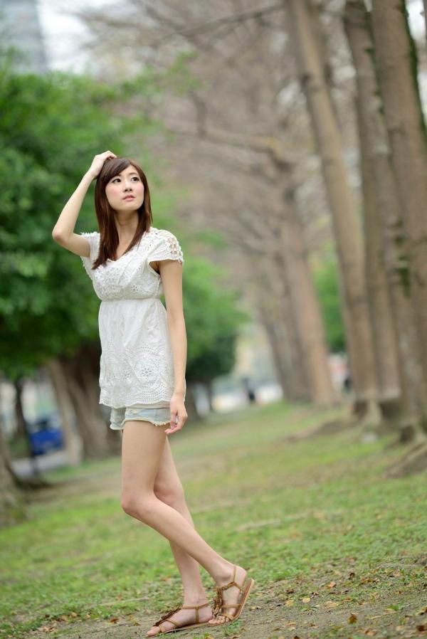    台湾美女林茉晶Queena《学妹时代》高清写真，户外田径场与清新街拍，尽显治愈系校园女神风采第24张图片