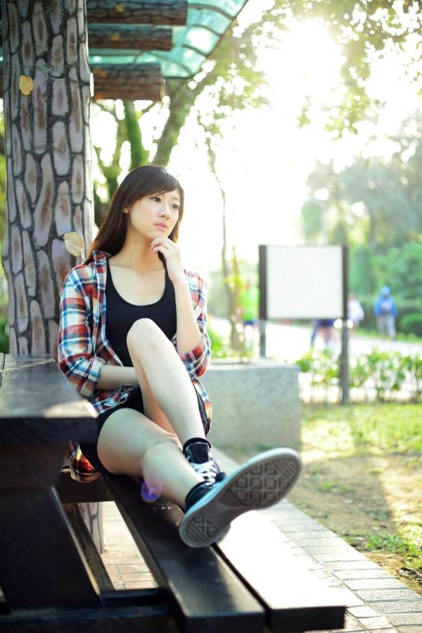    台湾美女林茉晶Queena《学妹时代》高清写真，户外田径场与清新街拍，尽显治愈系校园女神风采第31张图片