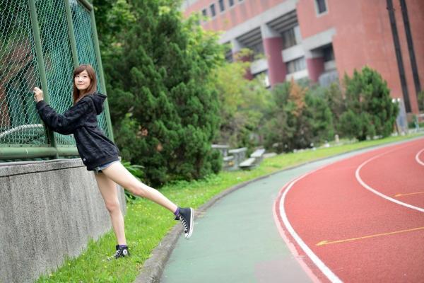    台湾美女林茉晶Queena《学妹时代》高清写真，户外田径场与清新街拍，尽显治愈系校园女神风采第41张图片