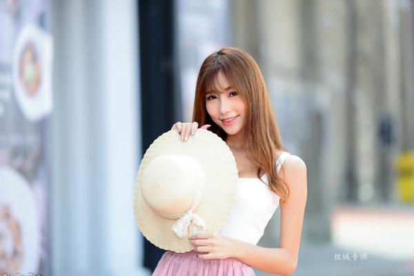    台湾正妹黄上晏《驳二》户外清新写真，纯白背心粉色短裙尽显青春活力与女神风采第22张图片