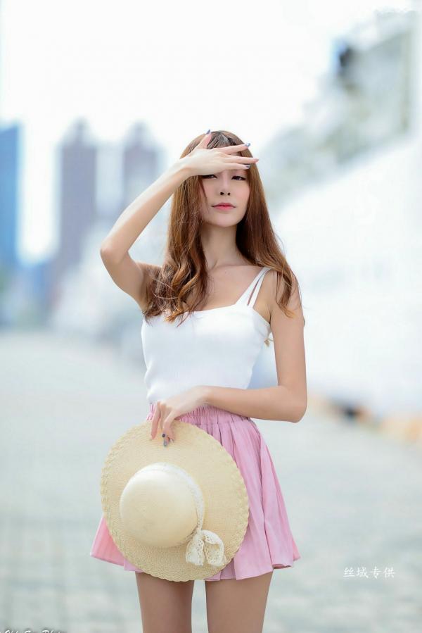    台湾正妹黄上晏《驳二》户外清新写真，纯白背心粉色短裙尽显青春活力与女神风采第45张图片