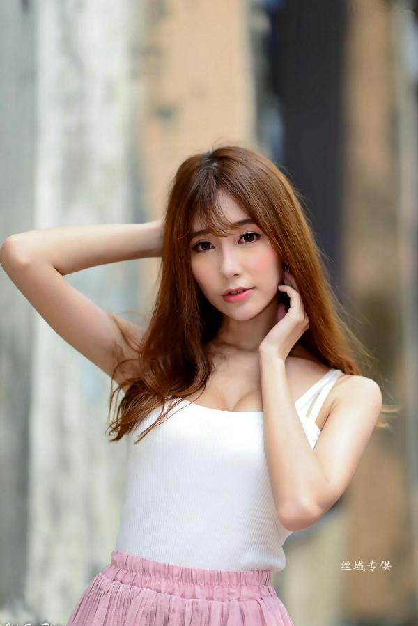    台湾正妹黄上晏《驳二》户外清新写真，纯白背心粉色短裙尽显青春活力与女神风采第98张图片