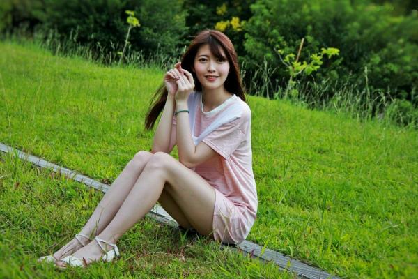    台湾正妹Brindy薛薛《國圖外拍》户外清新写真，青春休闲风格少女感十足第8张图片