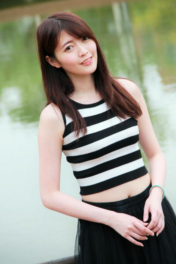    台湾正妹Brindy薛薛《國圖外拍》户外清新写真，青春休闲风格少女感十足第10张图片