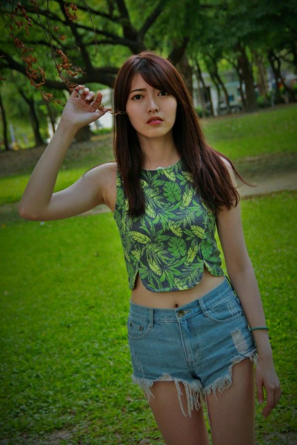    台湾正妹Brindy薛薛《國圖外拍》户外清新写真，青春休闲风格少女感十足第16张图片