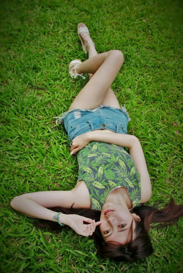    台湾正妹Brindy薛薛《國圖外拍》户外清新写真，青春休闲风格少女感十足第33张图片
