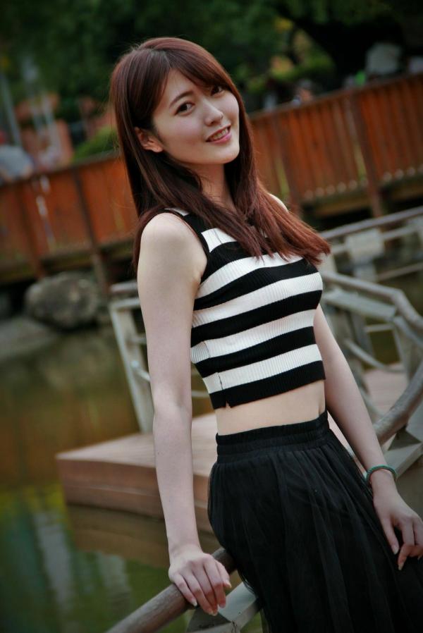    台湾正妹Brindy薛薛《國圖外拍》户外清新写真，青春休闲风格少女感十足第41张图片