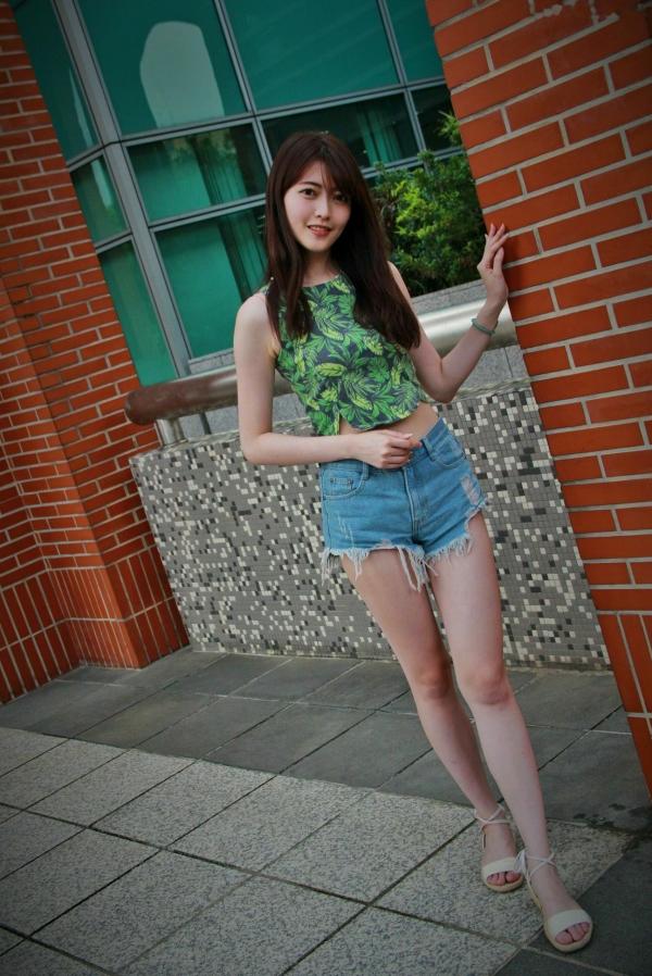    台湾正妹Brindy薛薛《國圖外拍》户外清新写真，青春休闲风格少女感十足第44张图片