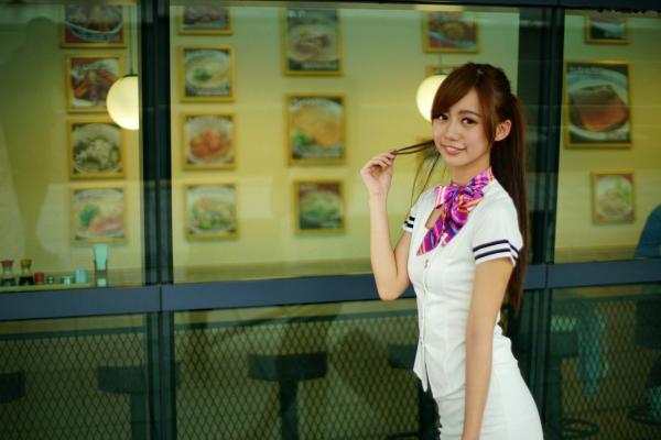    台湾女神张菁菁Arlena户外制服写真，化身高铁站清纯甜美空姐，优雅制服秀美腿[100P]第57张图片