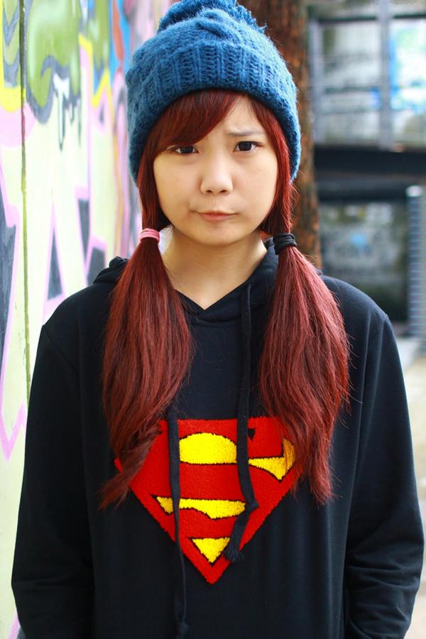    台湾正妹小静电影公园活力外拍，红发美少女搭配超人卫衣黑丝秀美腿第7张图片