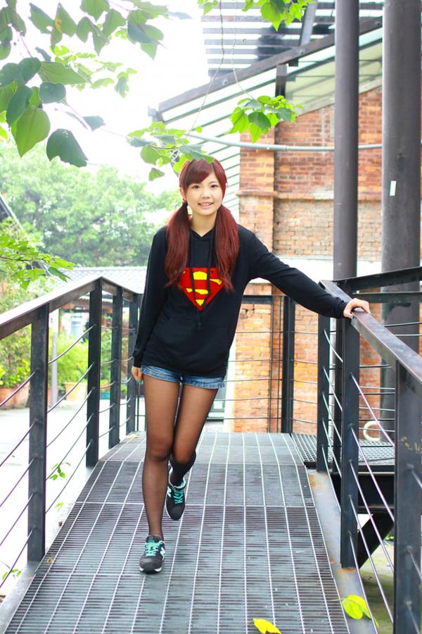    台湾正妹小静电影公园活力外拍，红发美少女搭配超人卫衣黑丝秀美腿第8张图片
