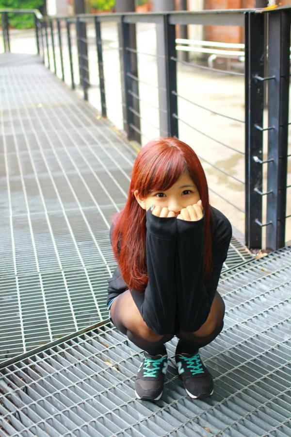    台湾正妹小静电影公园活力外拍，红发美少女搭配超人卫衣黑丝秀美腿第11张图片
