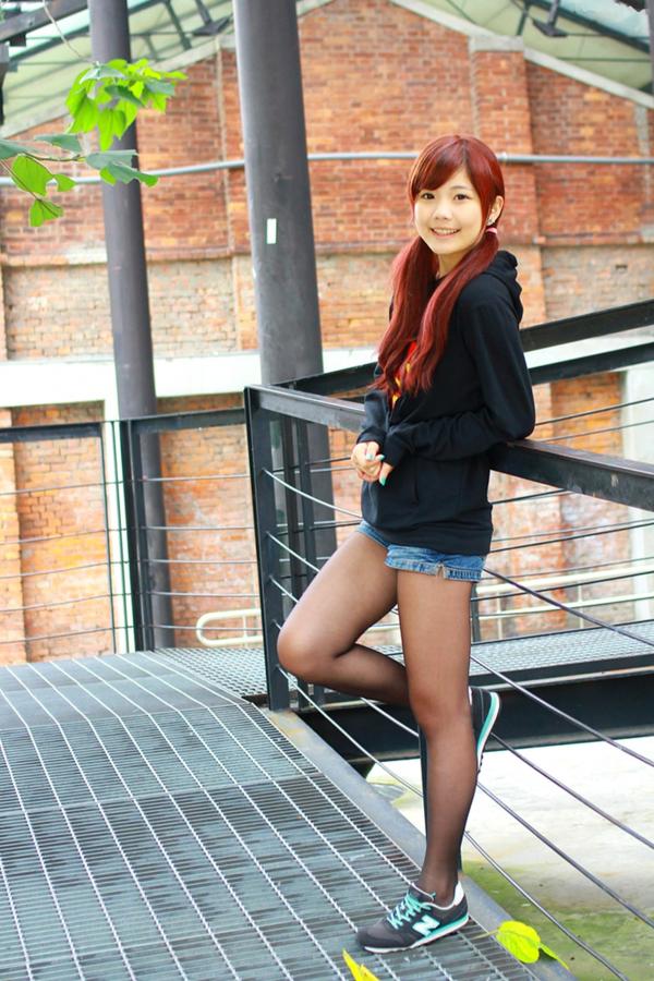    台湾正妹小静电影公园活力外拍，红发美少女搭配超人卫衣黑丝秀美腿第12张图片