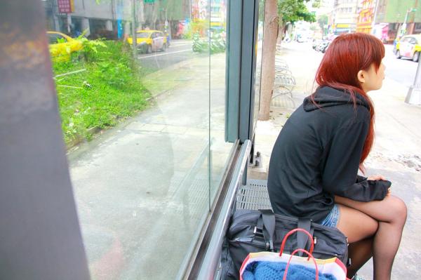    台湾正妹小静电影公园活力外拍，红发美少女搭配超人卫衣黑丝秀美腿第16张图片