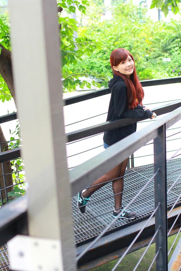    台湾正妹小静电影公园活力外拍，红发美少女搭配超人卫衣黑丝秀美腿第20张图片