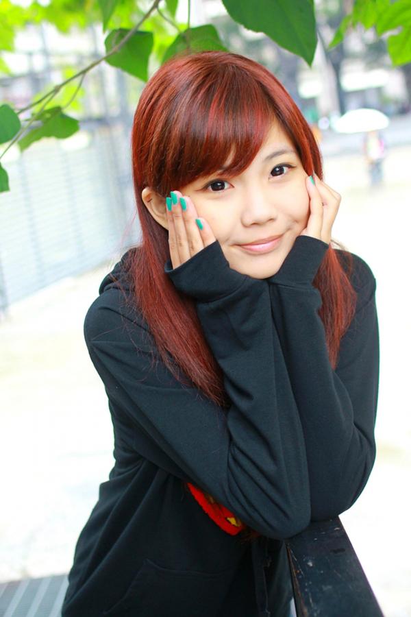    台湾正妹小静电影公园活力外拍，红发美少女搭配超人卫衣黑丝秀美腿第21张图片