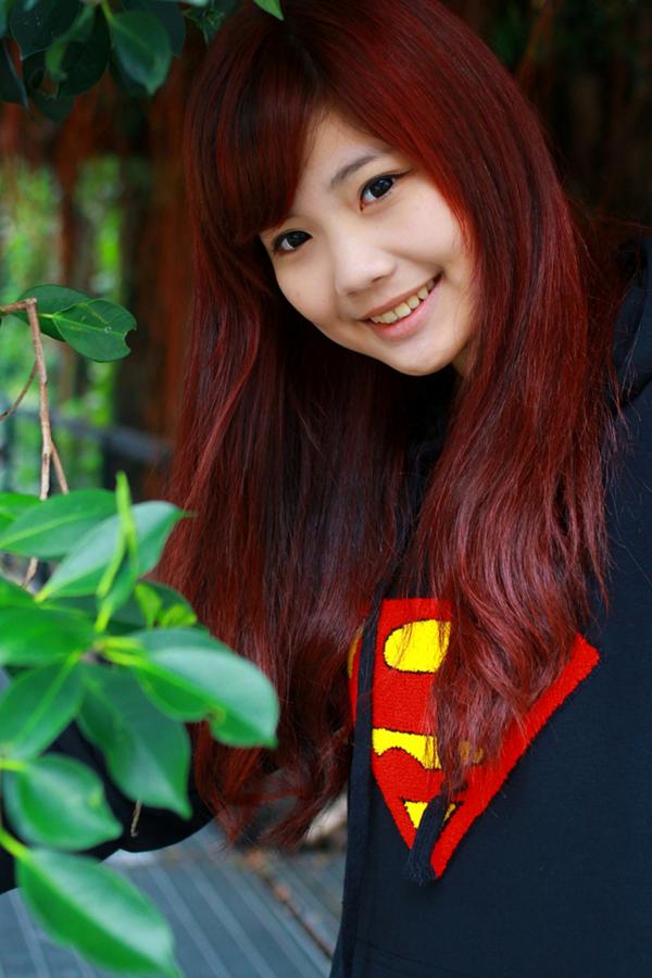    台湾正妹小静电影公园活力外拍，红发美少女搭配超人卫衣黑丝秀美腿第22张图片