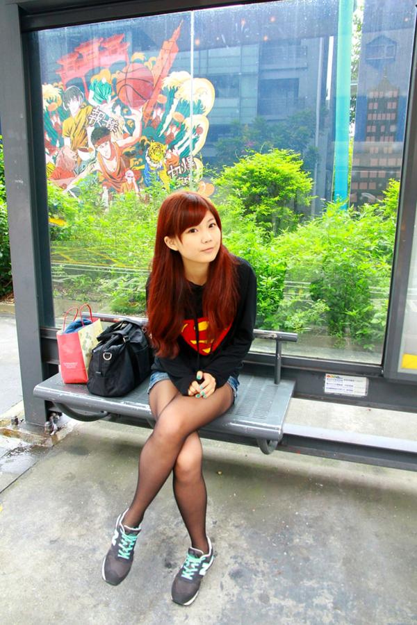   台湾正妹小静电影公园活力外拍，红发美少女搭配超人卫衣黑丝秀美腿第30张图片