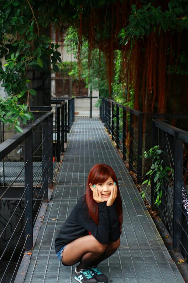    台湾正妹小静电影公园活力外拍，红发美少女搭配超人卫衣黑丝秀美腿第39张图片
