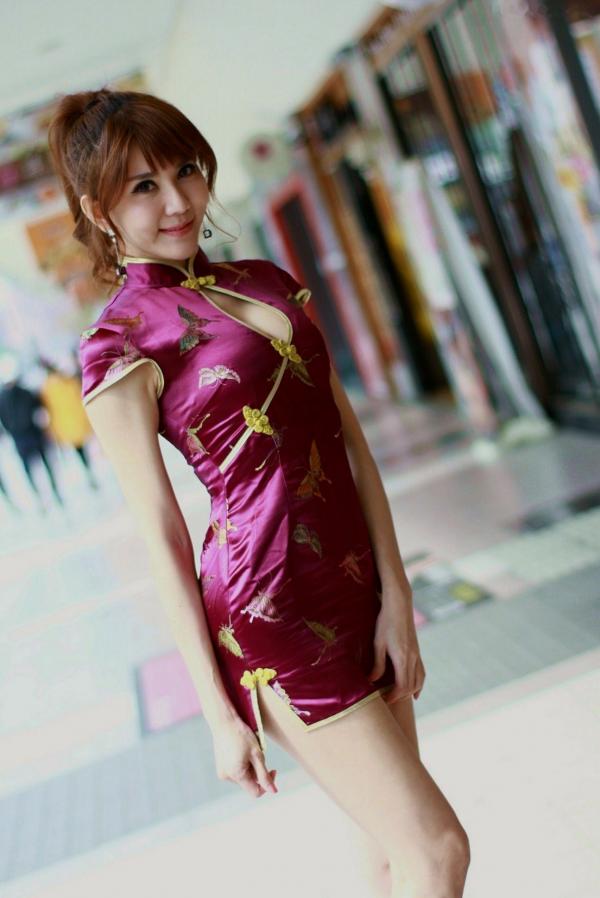    台湾正妹黄淑华Maggie新崛江商圈旗袍街拍性感写真，展现东方优雅与迷人曲线第2张图片
