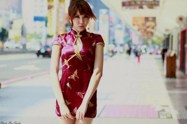    台湾正妹黄淑华Maggie新崛江商圈旗袍街拍性感写真，展现东方优雅与迷人曲线第3张图片