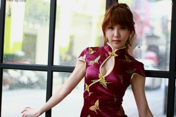    台湾正妹黄淑华Maggie新崛江商圈旗袍街拍性感写真，展现东方优雅与迷人曲线第10张图片