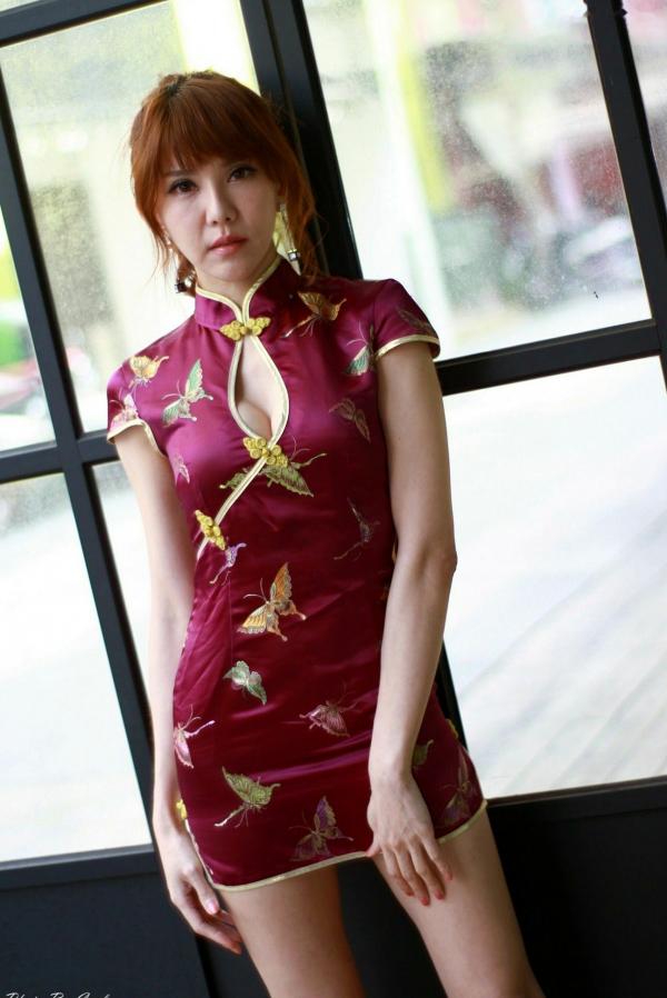    台湾正妹黄淑华Maggie新崛江商圈旗袍街拍性感写真，展现东方优雅与迷人曲线第13张图片