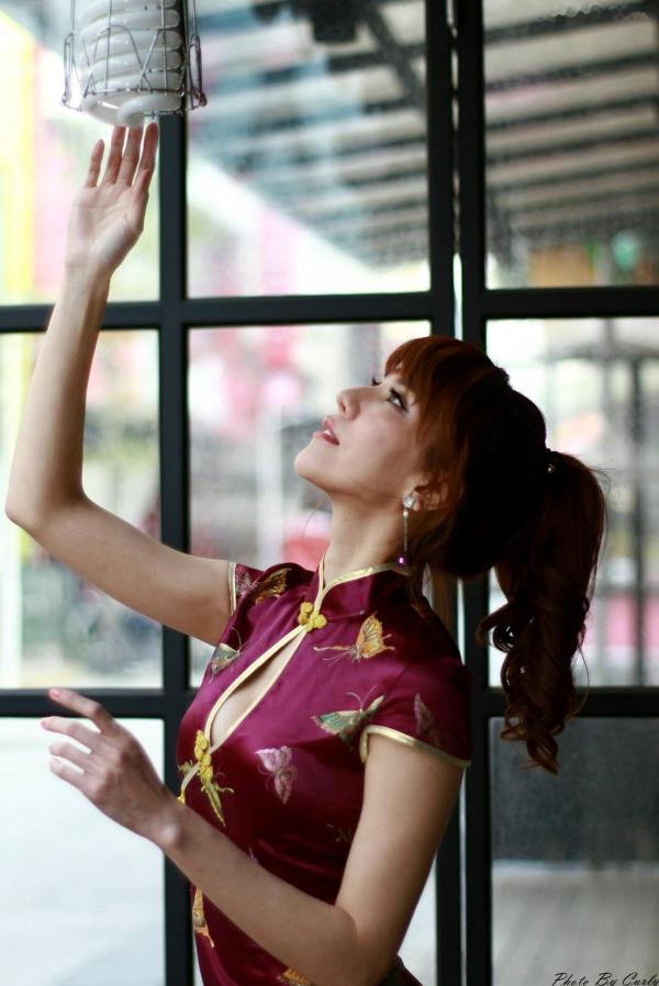    台湾正妹黄淑华Maggie新崛江商圈旗袍街拍性感写真，展现东方优雅与迷人曲线第15张图片