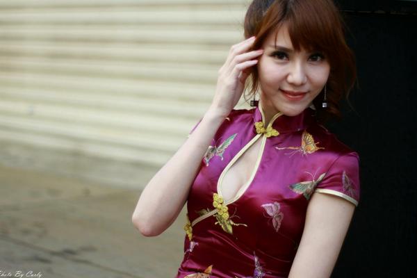    台湾正妹黄淑华Maggie新崛江商圈旗袍街拍性感写真，展现东方优雅与迷人曲线第32张图片