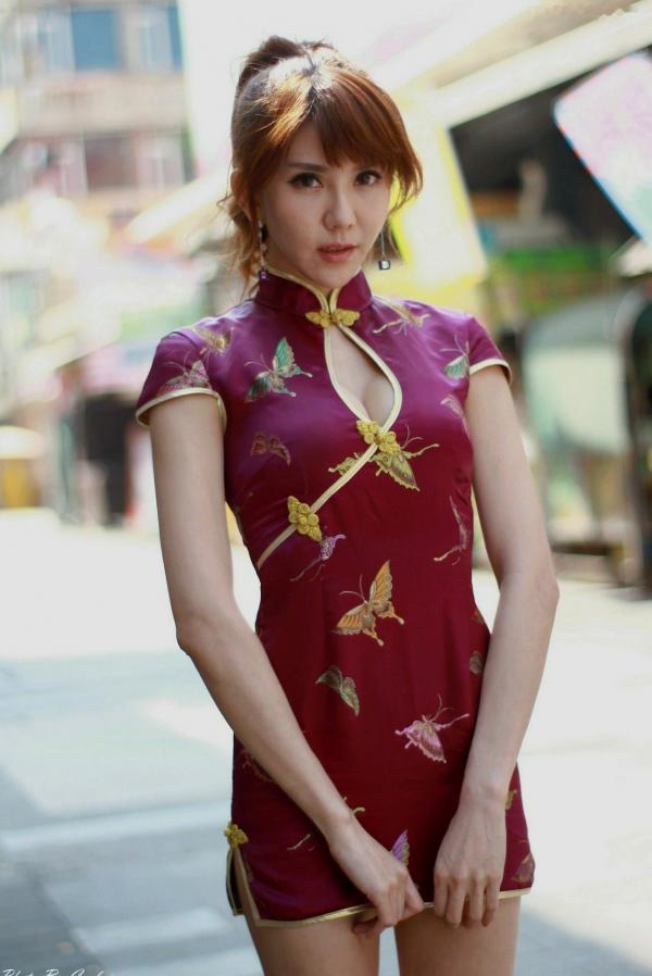    台湾正妹黄淑华Maggie新崛江商圈旗袍街拍性感写真，展现东方优雅与迷人曲线第33张图片