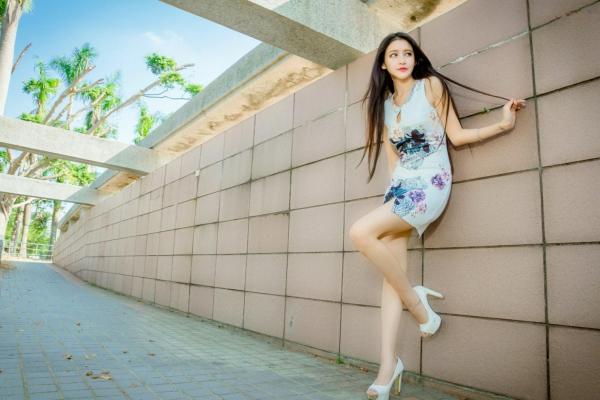    台湾正妹詹艾葳Avril户外时尚街拍，尽显长腿女神风采的修身短裙艺术写真集第1张图片