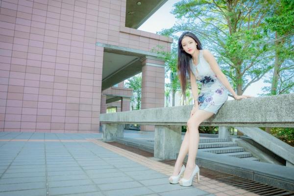    台湾正妹詹艾葳Avril户外时尚街拍，尽显长腿女神风采的修身短裙艺术写真集第3张图片