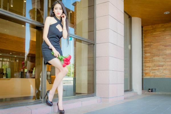    台湾正妹詹艾葳Avril户外时尚街拍，尽显长腿女神风采的修身短裙艺术写真集第10张图片