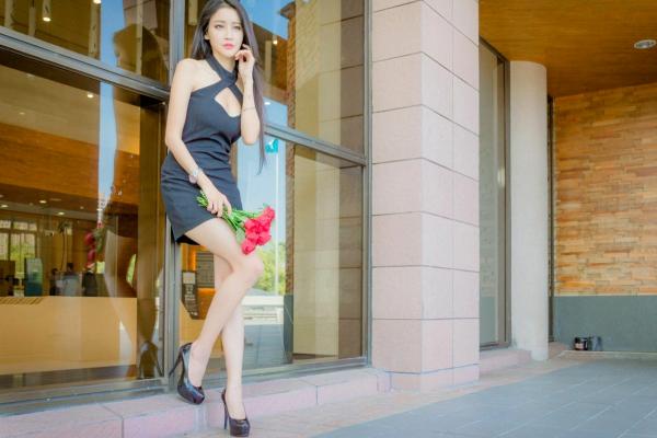    台湾正妹詹艾葳Avril户外时尚街拍，尽显长腿女神风采的修身短裙艺术写真集第11张图片