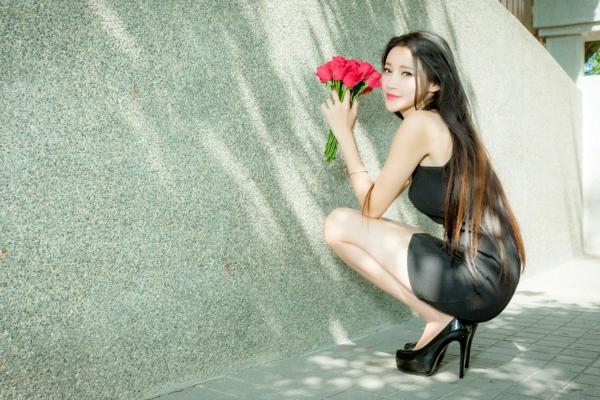    台湾正妹詹艾葳Avril户外时尚街拍，尽显长腿女神风采的修身短裙艺术写真集第17张图片