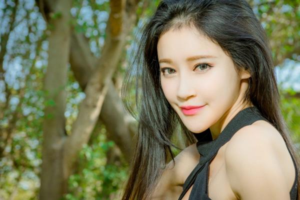   台湾正妹詹艾葳Avril户外时尚街拍，尽显长腿女神风采的修身短裙艺术写真集第25张图片
