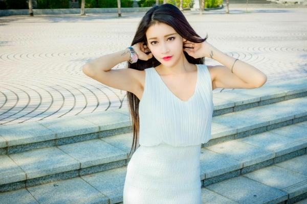    台湾正妹詹艾葳Avril户外时尚街拍，尽显长腿女神风采的修身短裙艺术写真集第26张图片