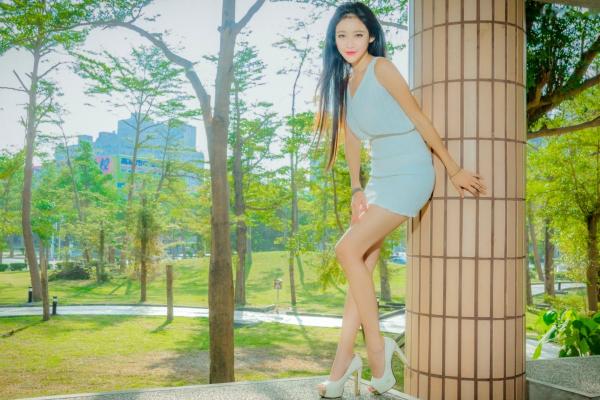    台湾正妹詹艾葳Avril户外时尚街拍，尽显长腿女神风采的修身短裙艺术写真集第30张图片
