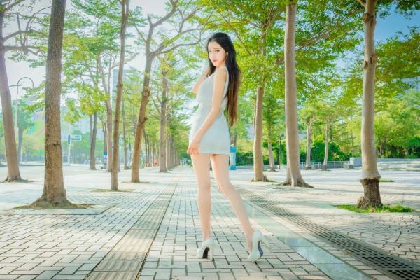    台湾正妹詹艾葳Avril户外时尚街拍，尽显长腿女神风采的修身短裙艺术写真集第41张图片