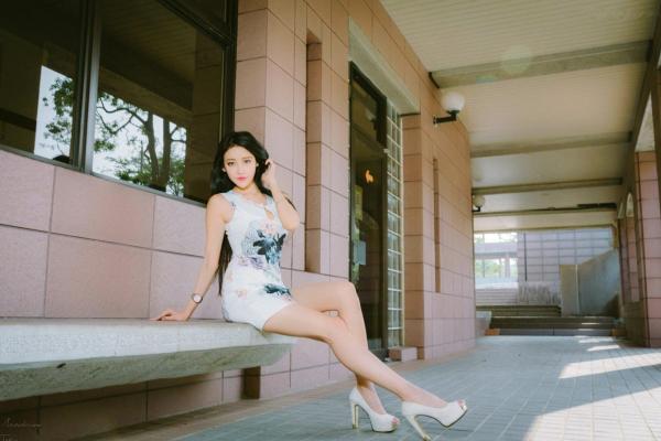    台湾正妹詹艾葳Avril户外时尚街拍，尽显长腿女神风采的修身短裙艺术写真集第42张图片