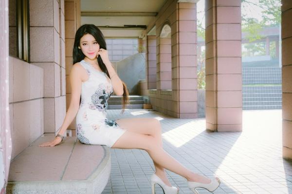    台湾正妹詹艾葳Avril户外时尚街拍，尽显长腿女神风采的修身短裙艺术写真集第44张图片